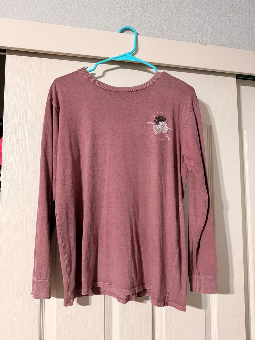 Size M O’Neill Mauve Long Sleeve Tee with Subtle Floral Accent